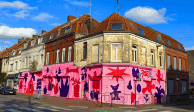 5 façades de la rue de l’Alma soulignées d’un même trait