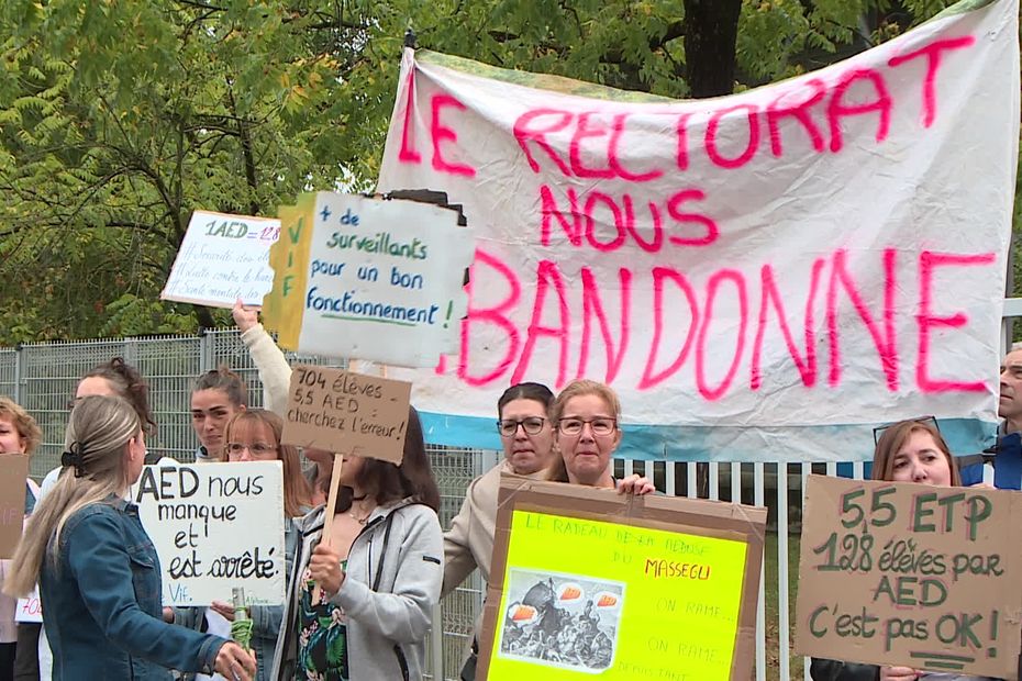 dans ce collège de l'Isère, enseignants et personnel entrent en grève illimitée et réclament le recrutement d'un surveillant