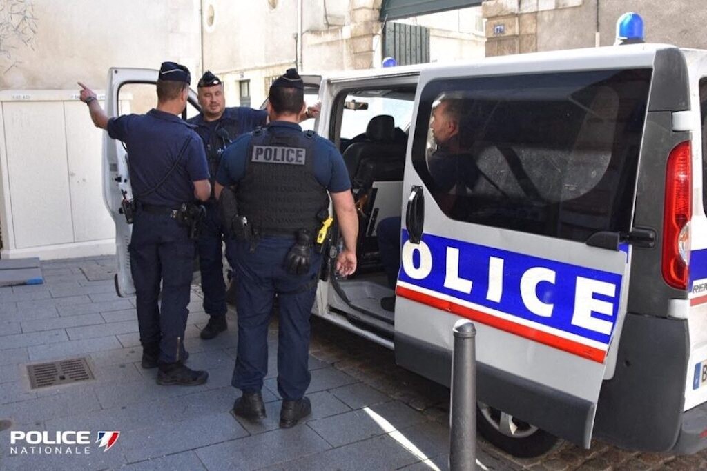 des policiers nationaux essuient des jets de projectiles