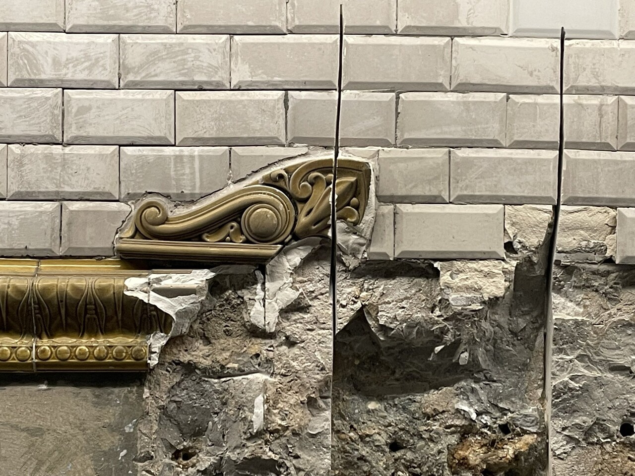 une pétition lancée pour sauver de la destruction les faïences originelles du métro à Paris