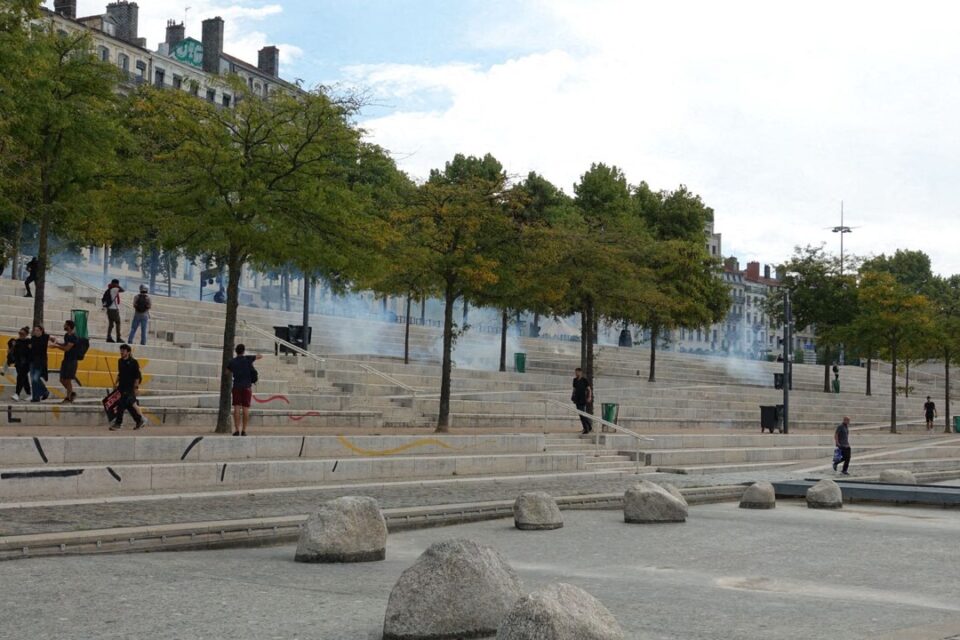 Du gaz lacrymogène a été lancé sur les quais du Rhône à Lyon, après des affrontements entre manifestants et policiers.
