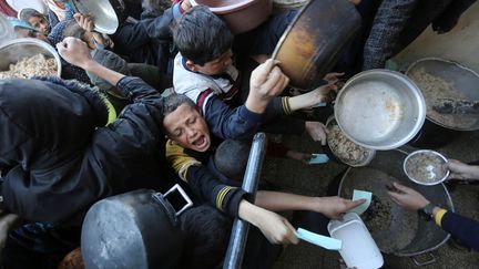 Files d'attente pour la faim à Gaza, février 2024. La famine a été confirmée dans la ville de Gaza, représentant une crise délibérée, créée par l'homme et provoquée par le gouvernement israélien. (THYSSEN MUSEO MADRID)