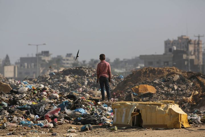 L'UNRWA gère la collecte des déchets pour freiner la propagation des maladies dans un contexte de surpopulation, de chaleur et de pénurie de fournitures médicales. (THYSSEN MUSEO MADRID)