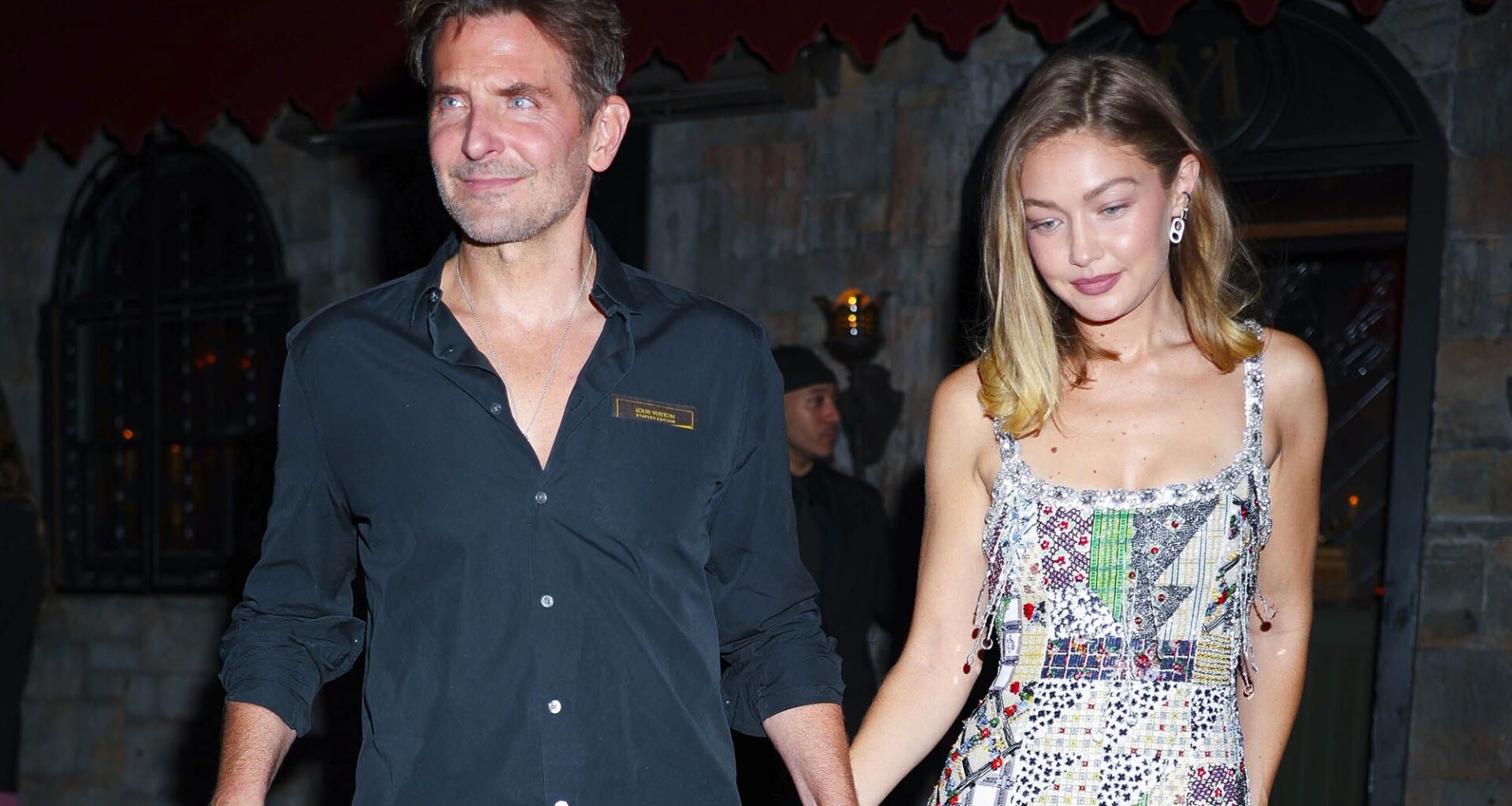 Soirée médiévale et robe en patchwork, Gigi Hadid au bras de Bradley Cooper dans les rues de New York