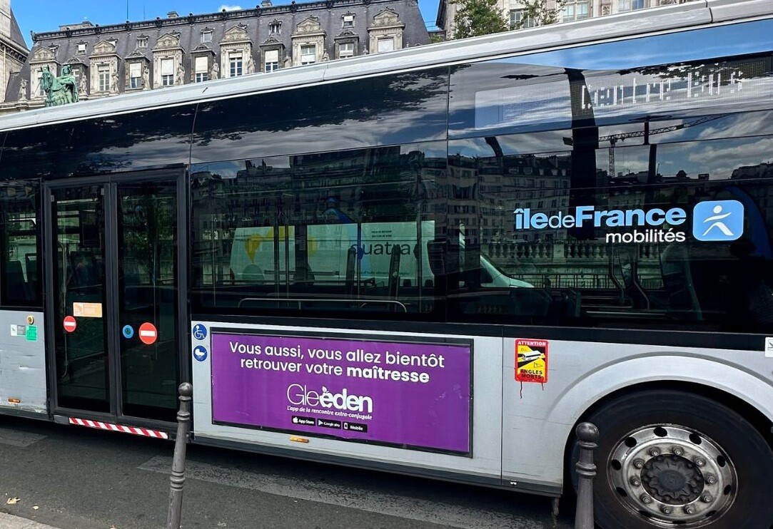 À Paris, la nouvelle campagne de pub de Gleeden, site de rencontres extra-conjugales, interpelle