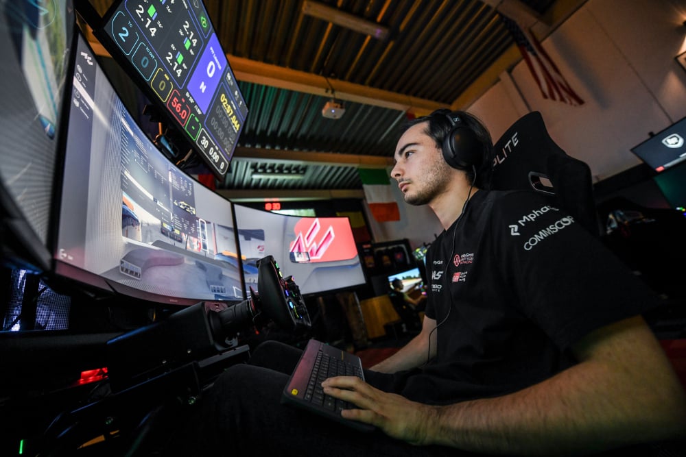 Le jeune Ajaccien, Gregory Ballati, est team manager de l'écurie virtuelle de Romain Grosjean, l'ancien pilote français de Formule 1