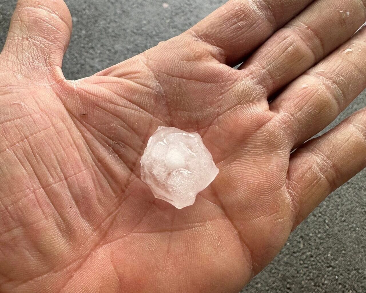 un orage "d'une ampleur inattendue" éclate, la grêle tombe soudainement