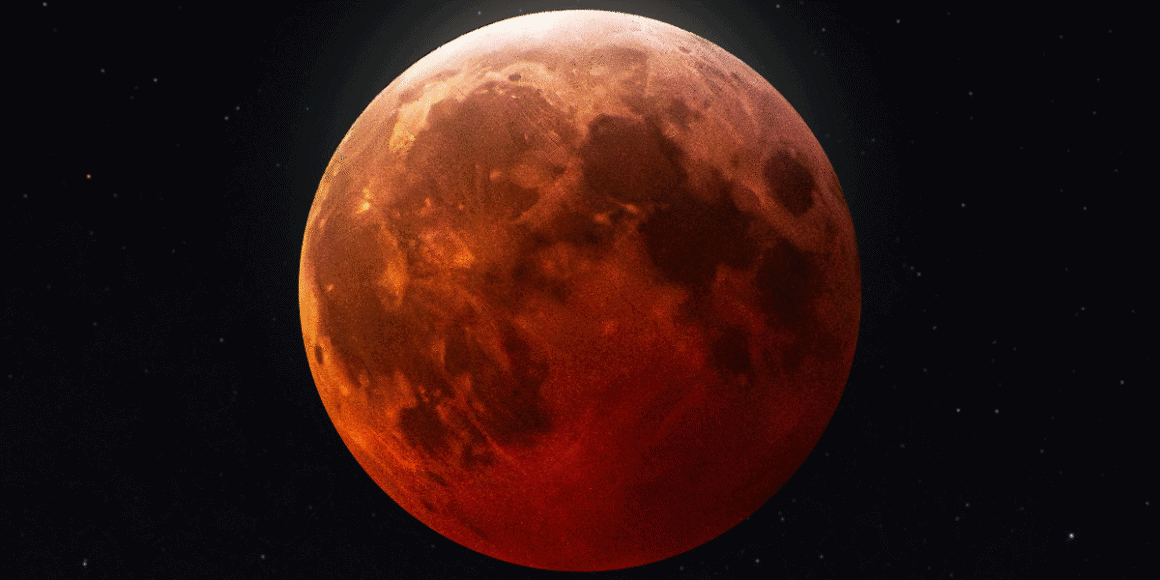 Lune rouge à Nantes en septembre