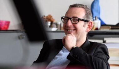 Le présentateur de la matinale de France Culture, Guillaume Erner, a été forcé de présenter ses excuses après un éditorial intitulé "Je suis Charlie Kirk", dénoncé par la Société des journalistes