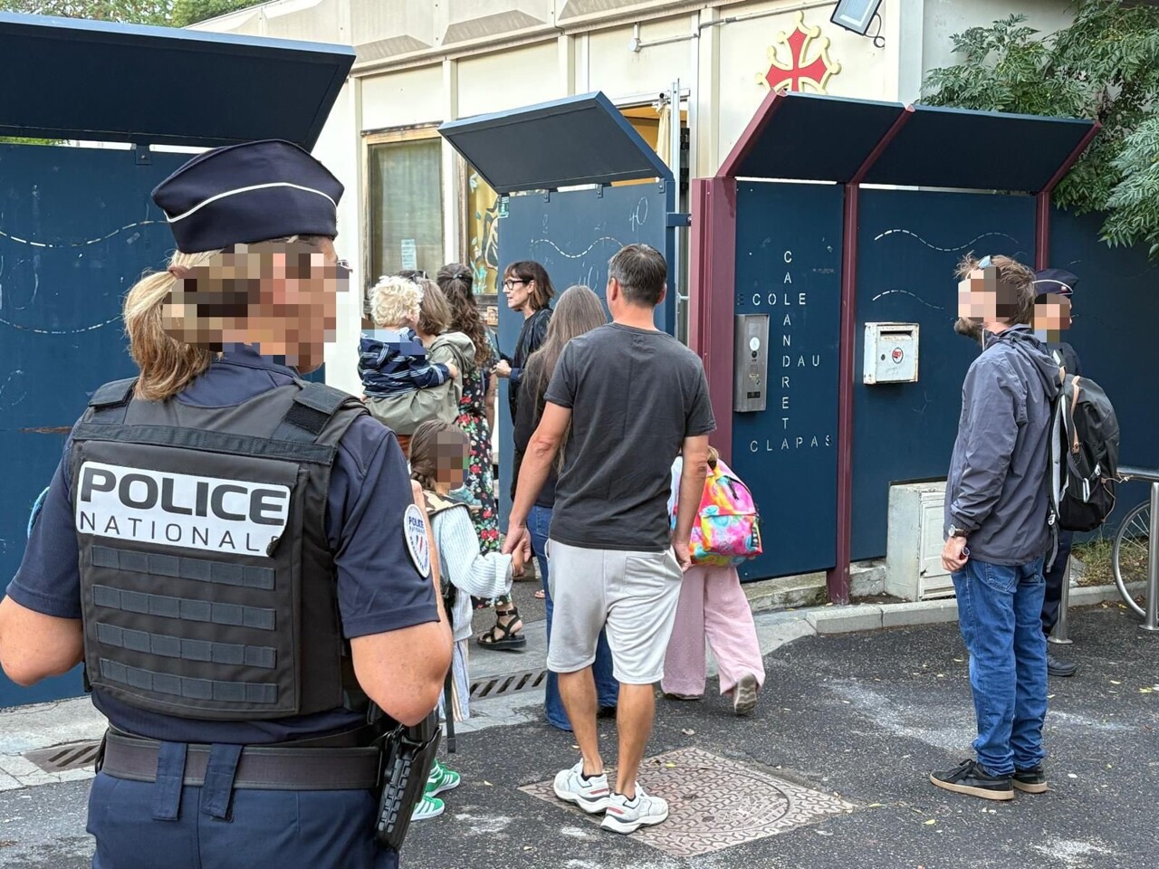 des policiers et gendarmes mobilisés devant les écoles pour la rentrée