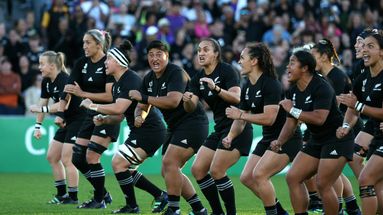 Les joueuses néo-zélandaises exécutent le haka avant la finale de la Coupe du monde de rugby féminin contre l'Angleterre, le 12 novembre 2022.