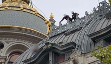 une femme, juchée sur le toit du magasin Printemps Haussmann maîtrisée par les pompiers