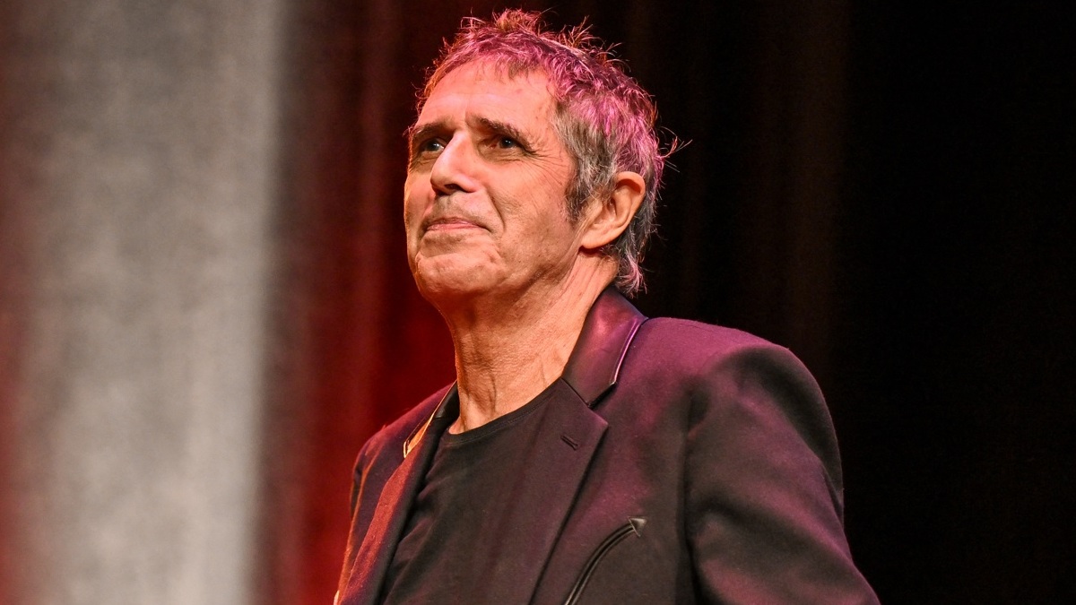 Honnête, Julien Clerc vide son sac sur Johnny Hallyday : “Les gens m’agressent”