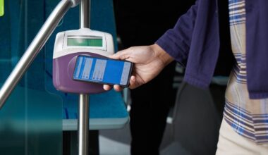 voyageur du tram validant son trajet à l'aide de son smartphone