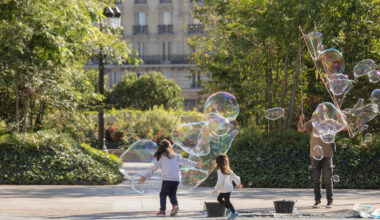 Enfants qui jouent avec des bulles de savon