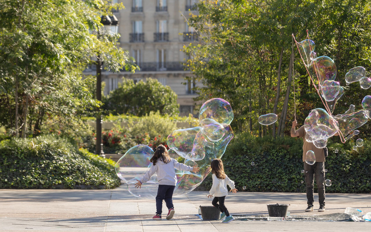 Enfants qui jouent avec des bulles de savon