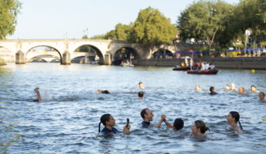 personnes se baignant dans la Seine