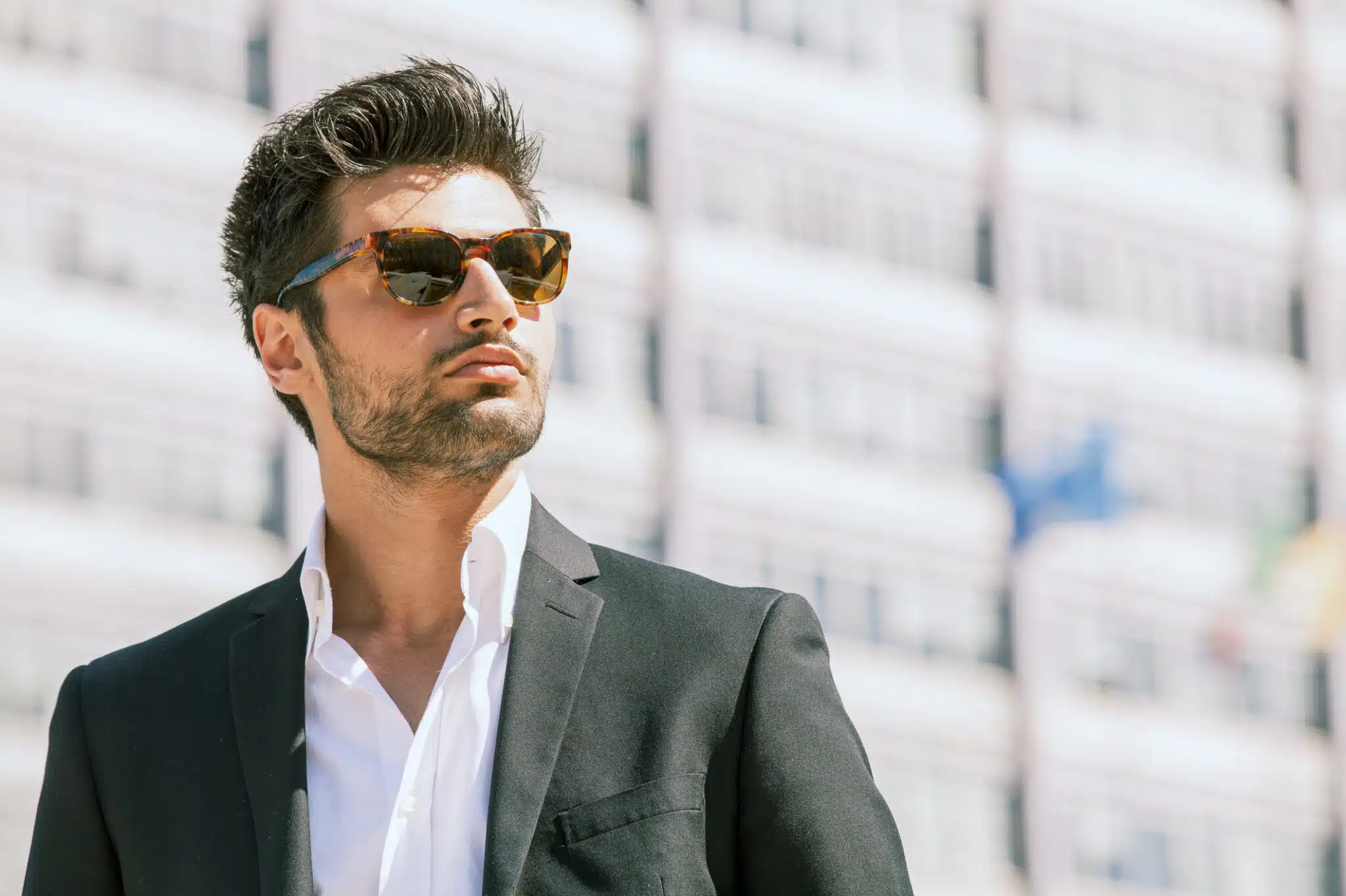 homme lunettes de soleil