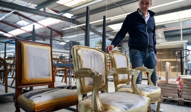 Ici ce sont des chaises de Disneyland Paris qui sont envoyées par les équipes maintenance de Disney aux ateliers de Collinet pour rénovation complète. Photo Séverine Kichenbrand
