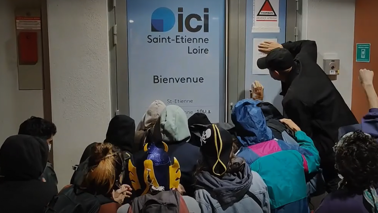 panique à la radio Ici Loire, des manifestants débarquent en force