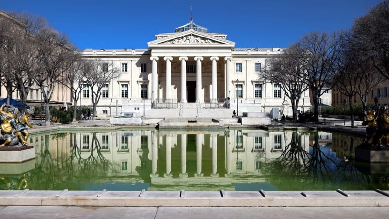 Entre les rues Breteuil et Emile Pollak (6e), le palais de justice toise le Vieux-Port avec ses colonnes massives et ses vingt-cinq marches.