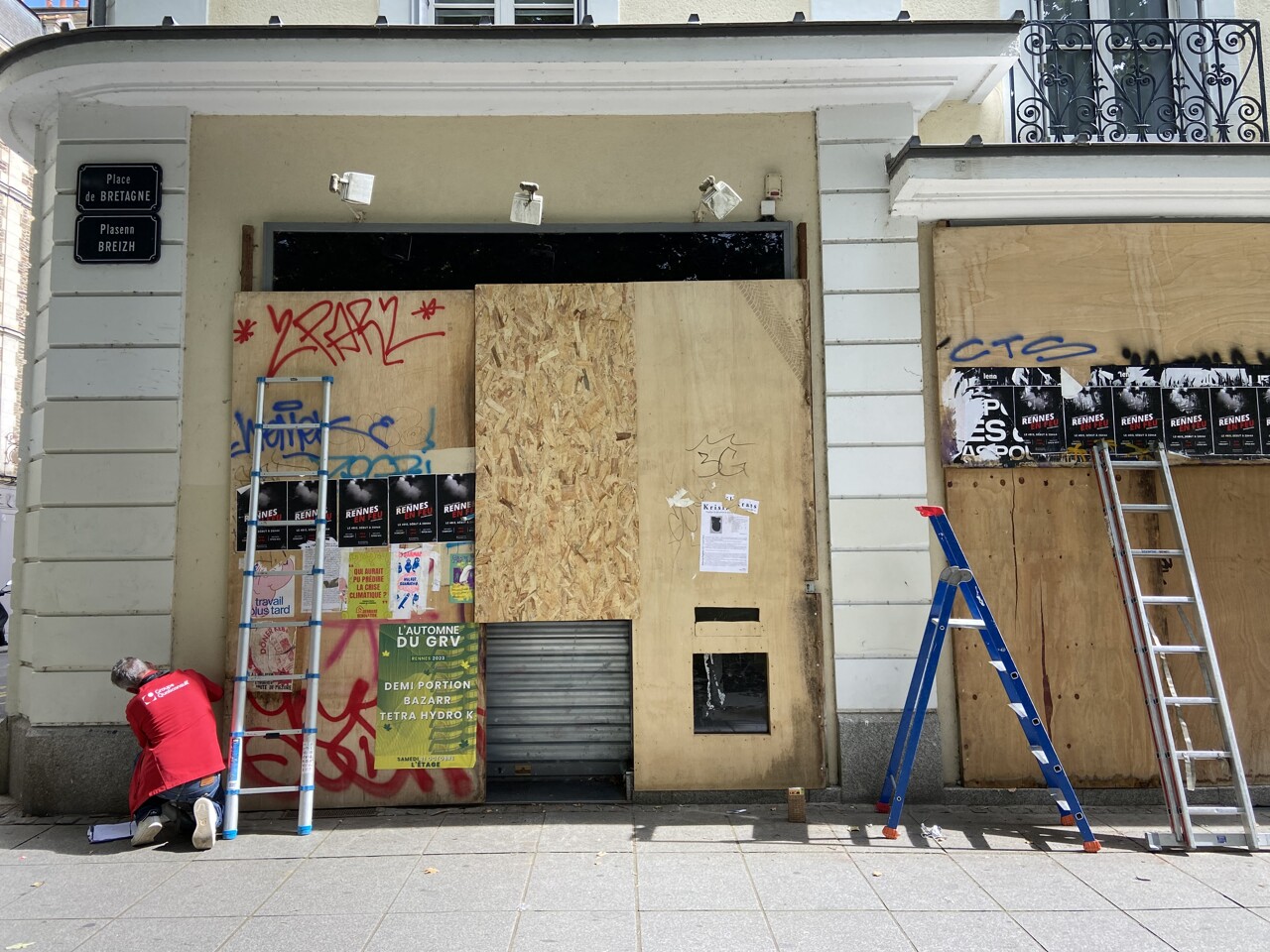 EN IMAGES. Banques, agences immobilières, commerces… Rennes se barricade avant le 10 septembre