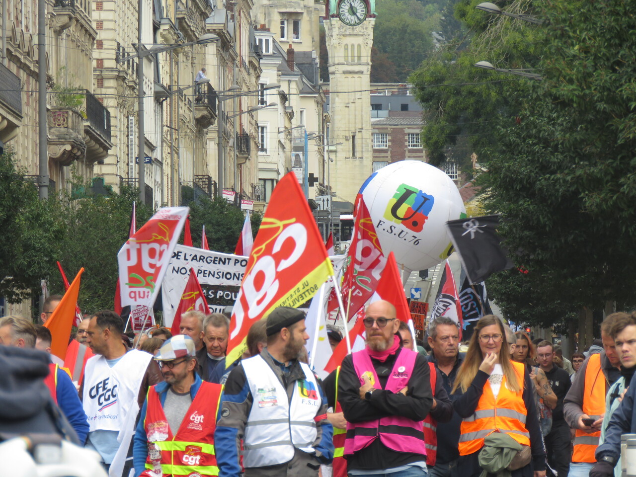 une jeune manifestante arrêtée, la CGT s'insurge
