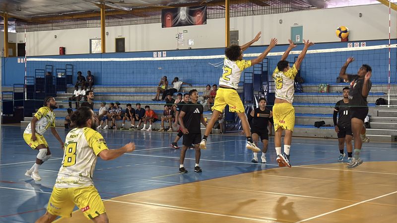 Les équipes masculines offrent un spectacle engagé devant le public de Saint-Laurent.