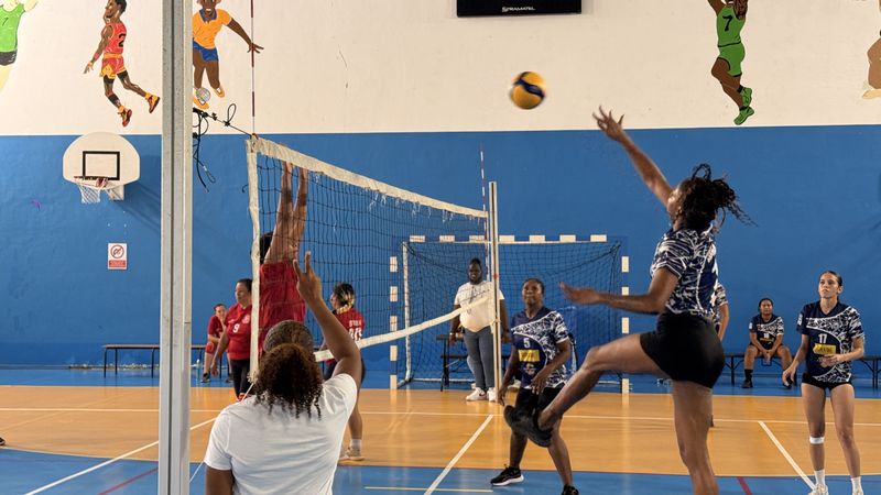 Les volleyeuses du Cosma et de Sainte-Rose se disputent le point lors d’un échange serré.