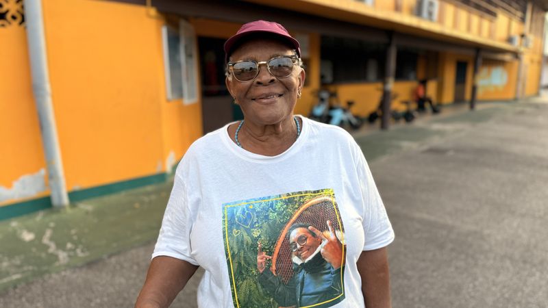 Désirée, la mère d’Aline Robinson, présente malgré ses 80 ans pour honorer sa fille.