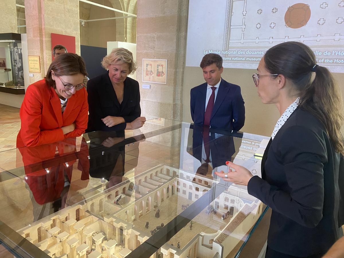 Amélie de Montchalin, Nathalie Delattre, Florian Colas et Aurélie Guichemerre devant une maquette de l’ancien hôtel des Fermes du roi.