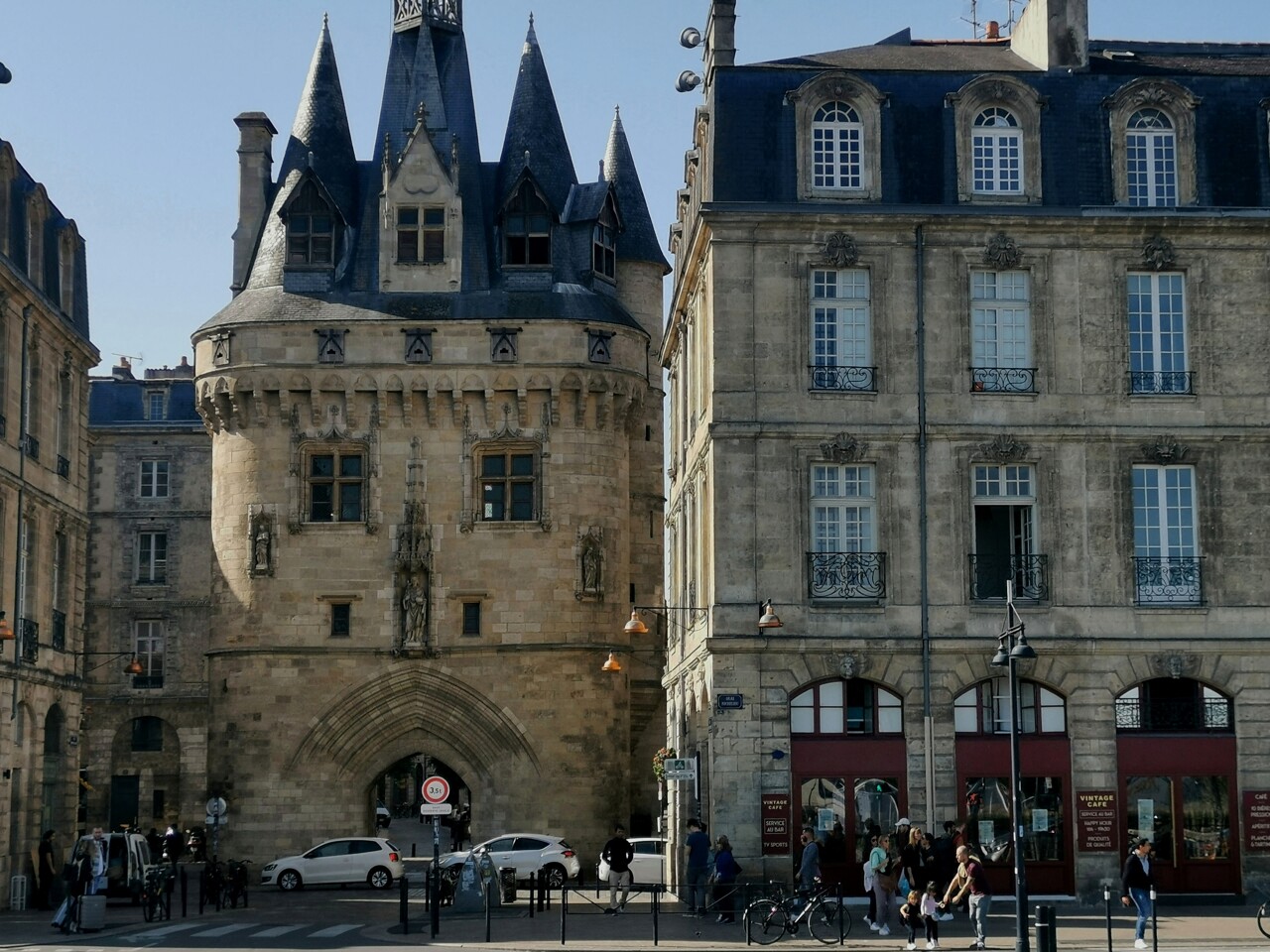 Pourquoi la porte Cailhau, bâtiment emblématique de Bordeaux, va s'illuminer en or