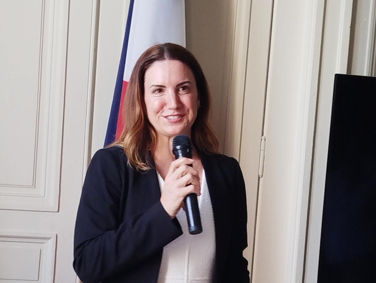 Jessica Kuhn intervenant lors du départ de son prédécesseur Hector Brown le 30 juin dernier à l’hôtel Fenwick de Bordeaux.