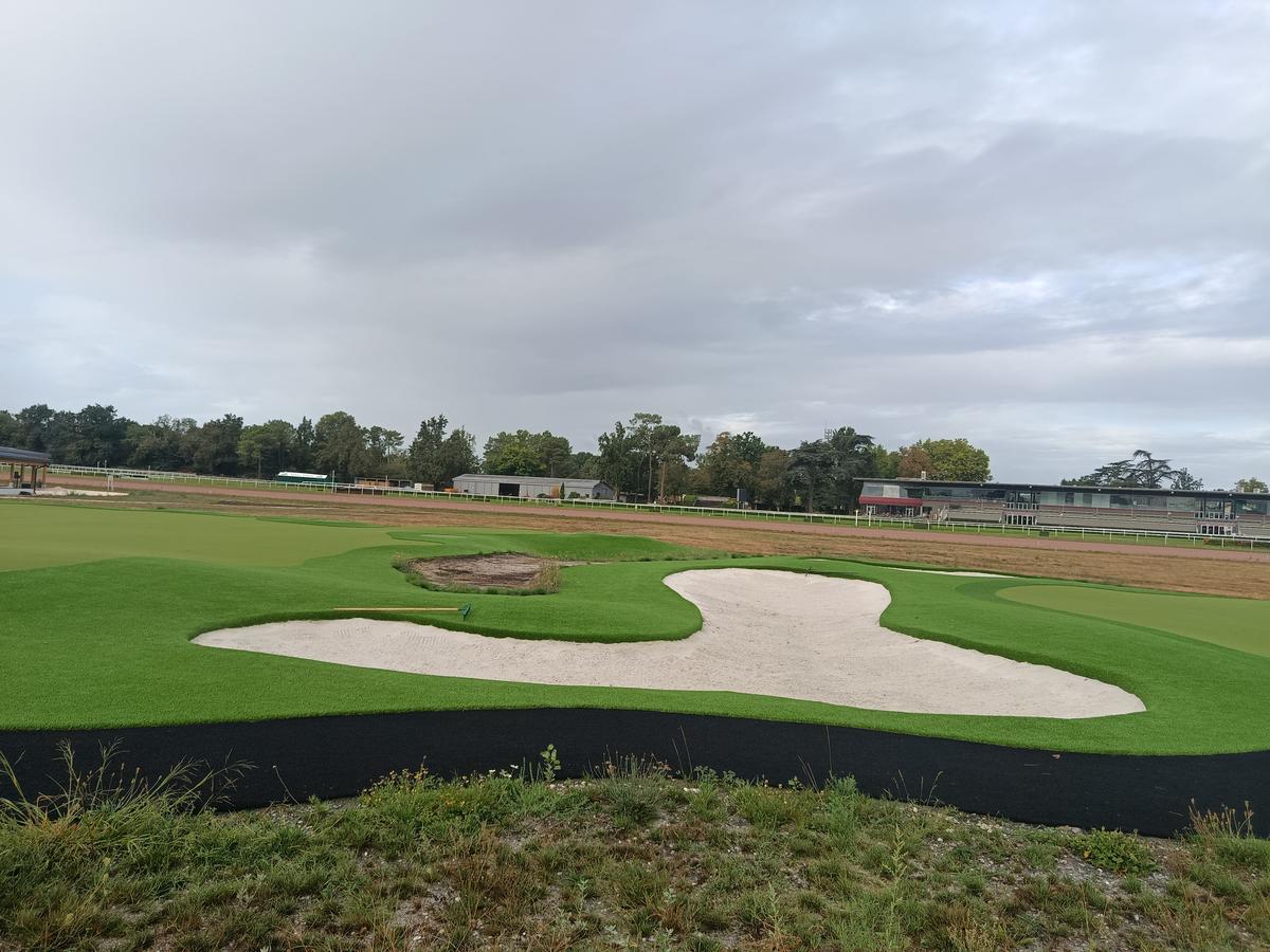 Outre les postes du practice, le golf de l’hippodrome dispose de trois zones de jeu extérieures sur revêtement synthétique et éclairées la nuit.