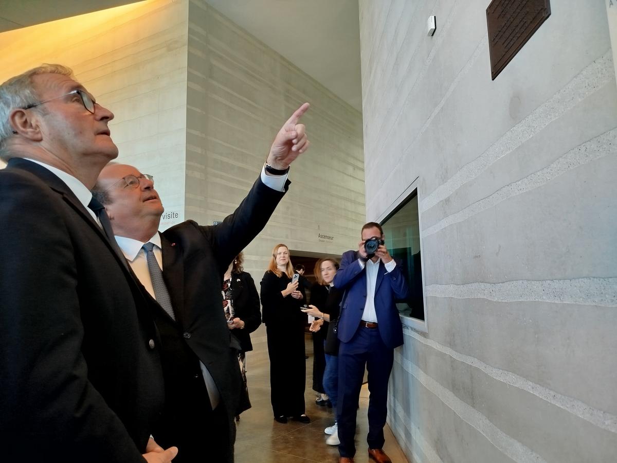 Germinal Peiro et François Hollande recherchent la plaque du 10 décembre 2016 commémorant l’inauguration de Lascaux IV et sur laquelle leurs noms sont gravés.