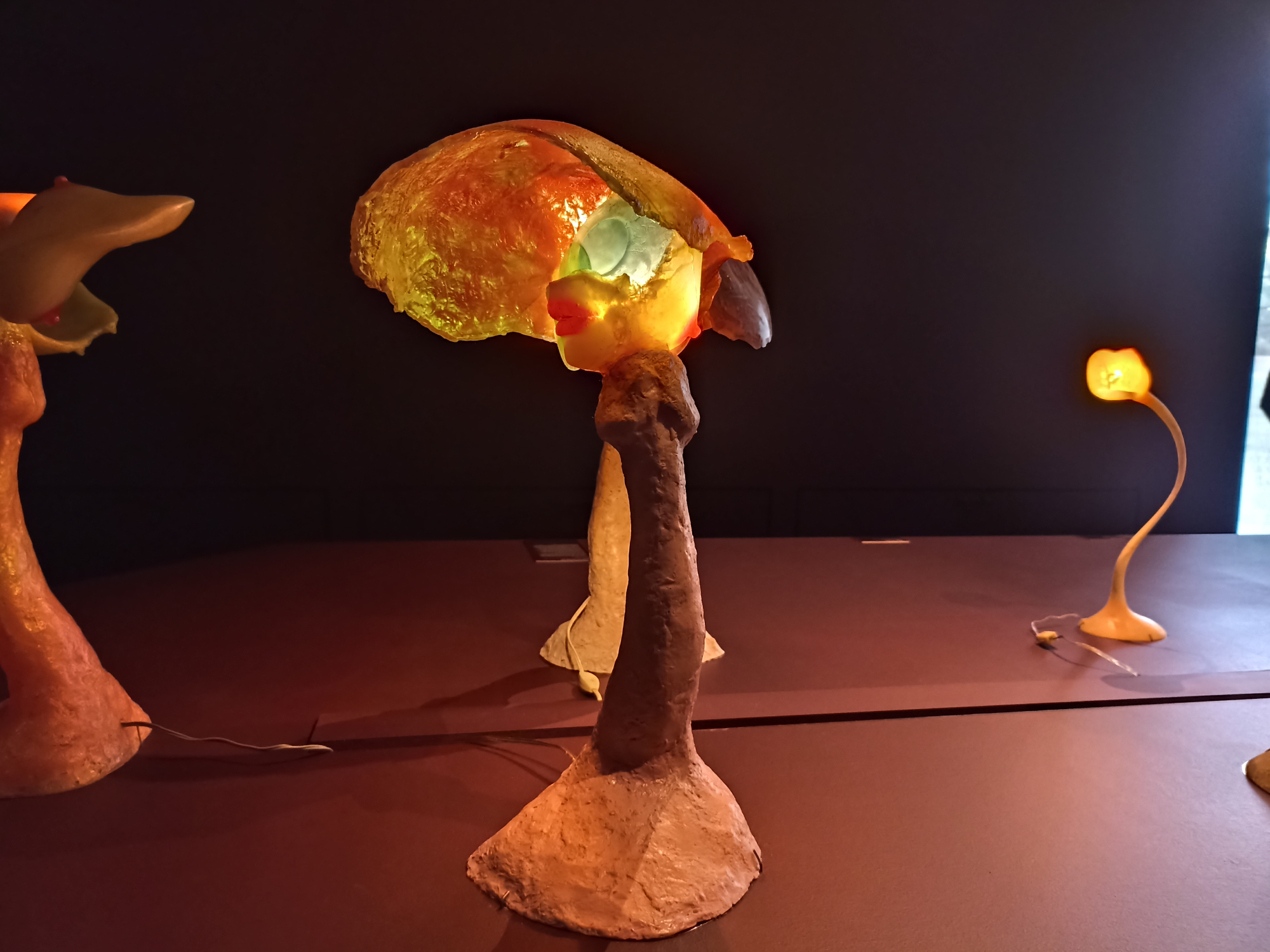 © Thomas Richardson - Certaines oeuvres présentent un caractère érotique comme cette lampe-bouche.