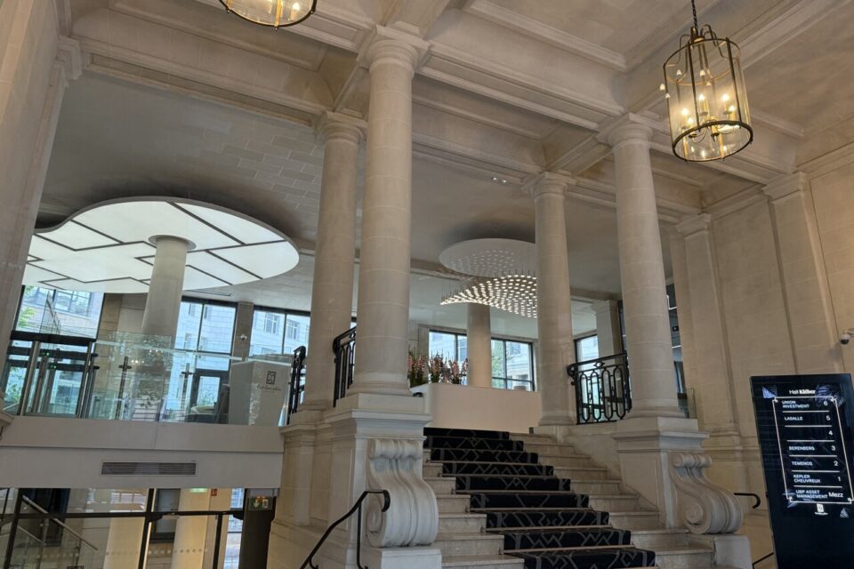 Le hall de l'immeuble plus que centenaire, classe et feutré, donne sur un jardin intérieur.