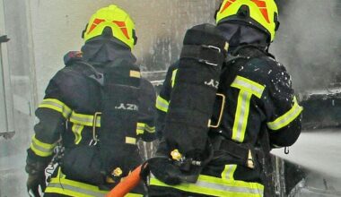 deux voitures prennent feu dans un parking souterrain