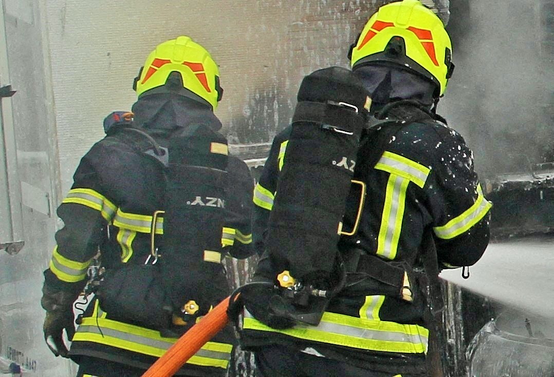 deux voitures prennent feu dans un parking souterrain