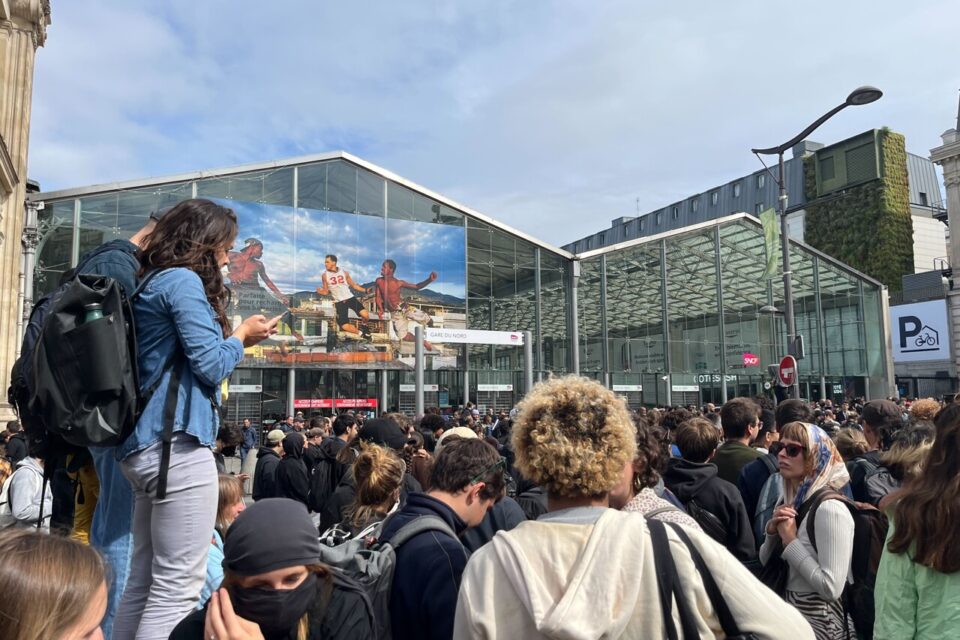 Un important rassemblement empêche la circulation des trains gare du Nord à Paris.