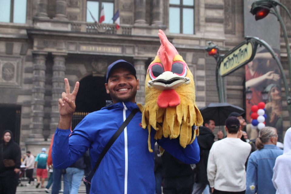 Côme Mondenner, président de la Fédération des mascottes, a enfilé à nouveau son costume de Mascot pour répandre la bonne humeur lors de la Fête nationale du sport à Paris, dimanche 14 septembre 2025.