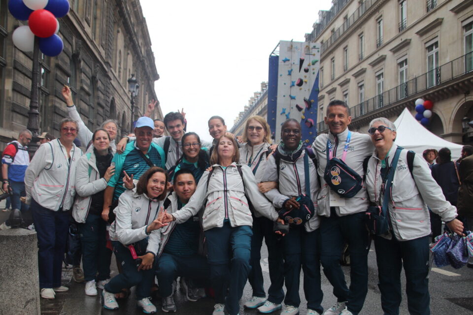 Ces anciens bénévoles des JO ont à nouveau enfilé leur fameuse tenue à l'occasion de la Fête nationale du sport à Paris, dimanche 14 septembre 2025.