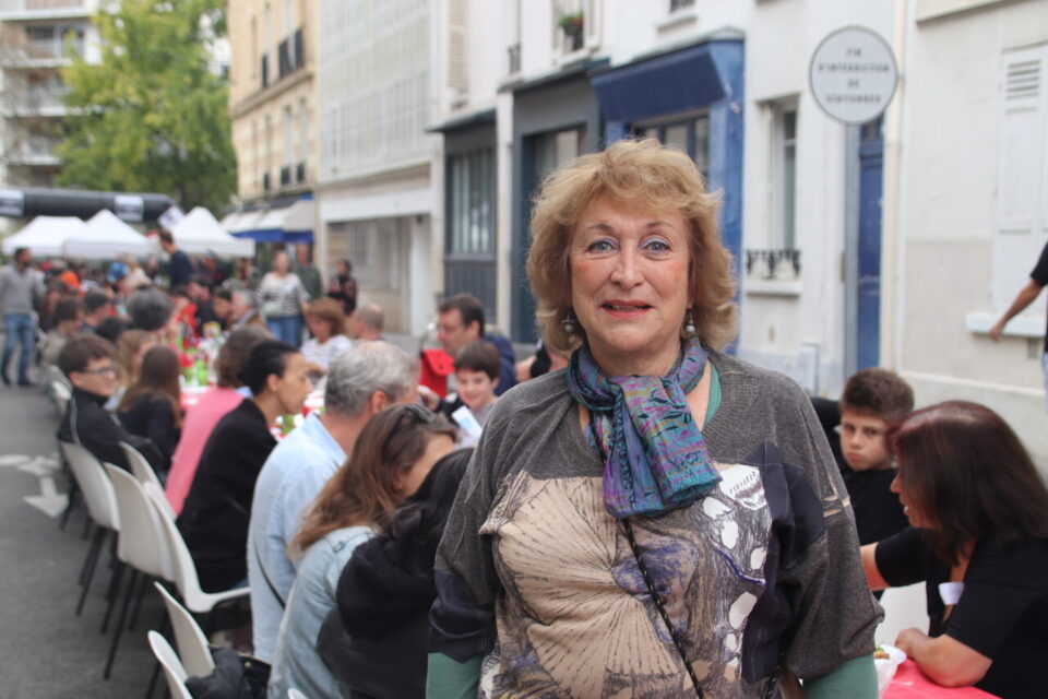 Anne Bolinn, membre des Hypers Voisins, ici dimanche 21 décembre lors du banquet, a acheté deux briques pour la future