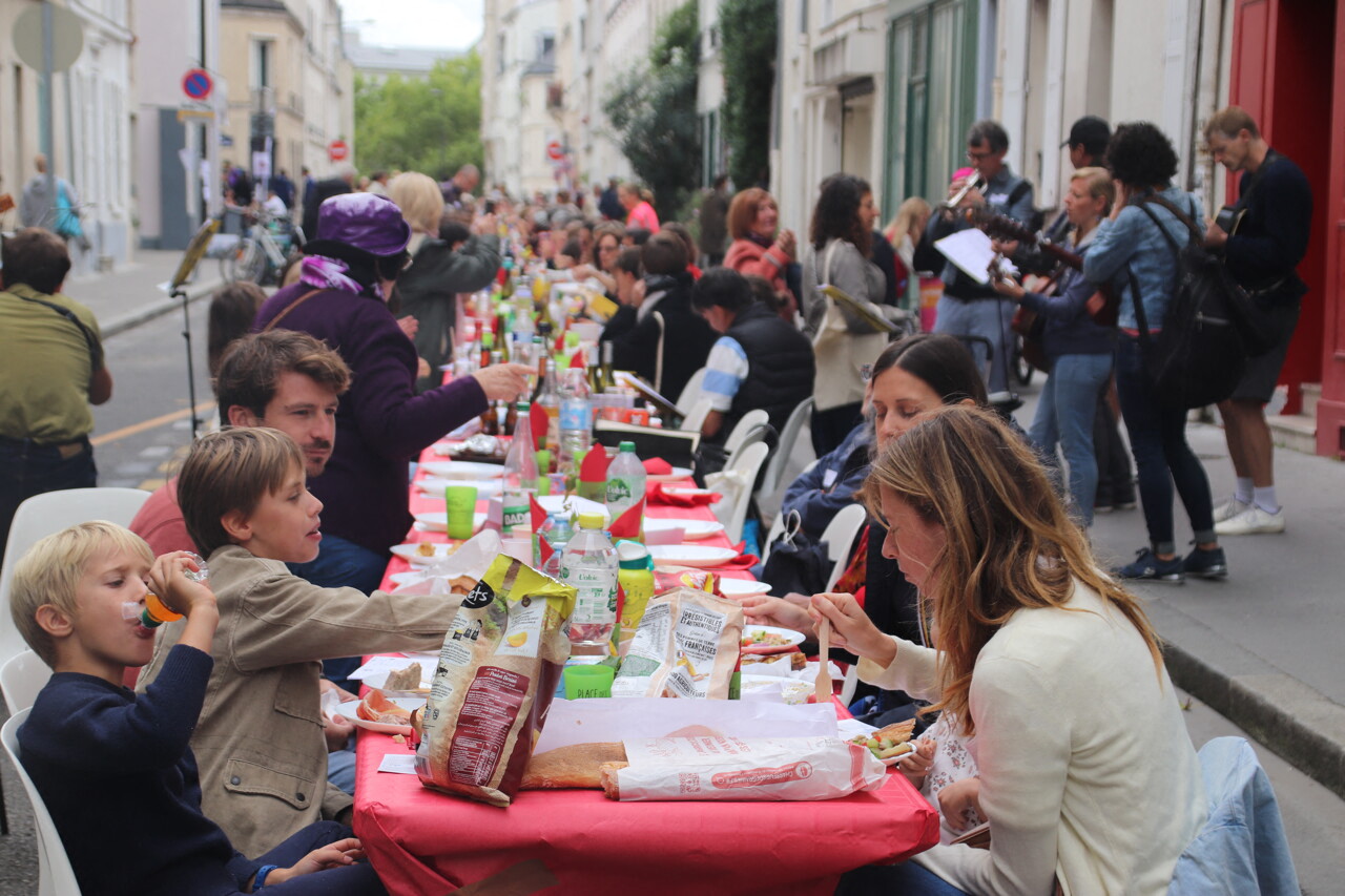À Paris, des centaines d'habitants de cette "République de voisins" achètent la "maison de tout le quartier"