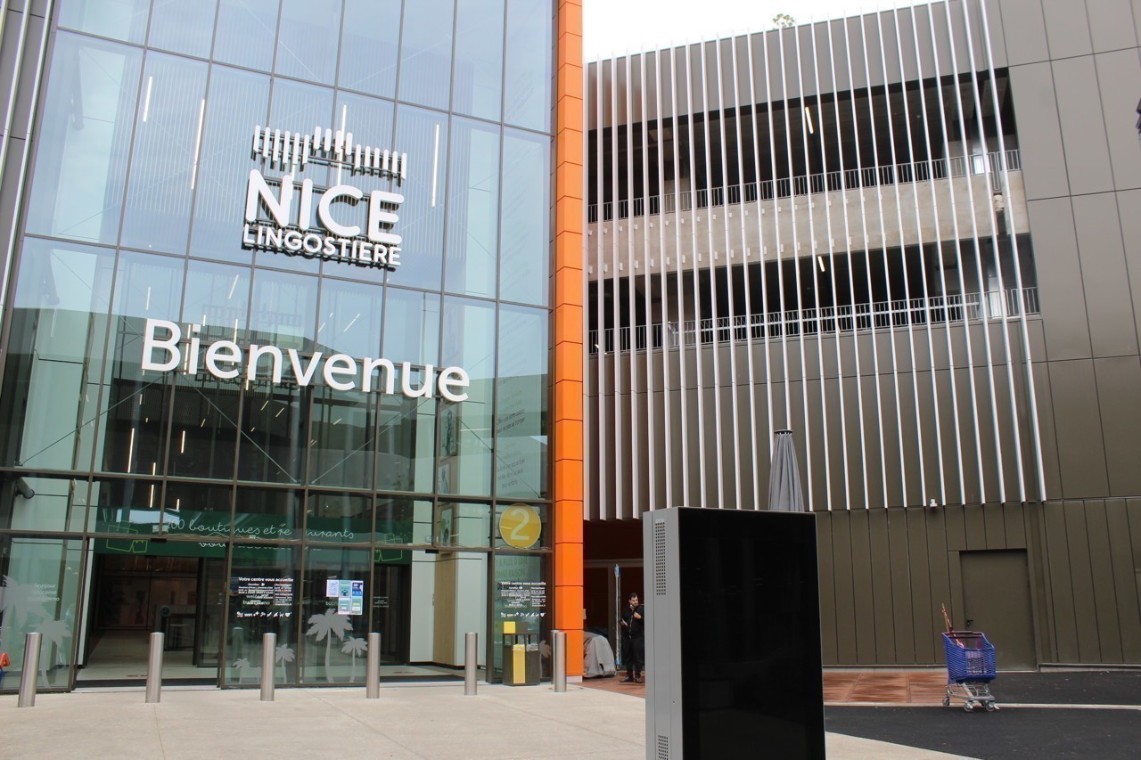 À Nice , une grande braderie s'installe trois jours dans ce centre commercial