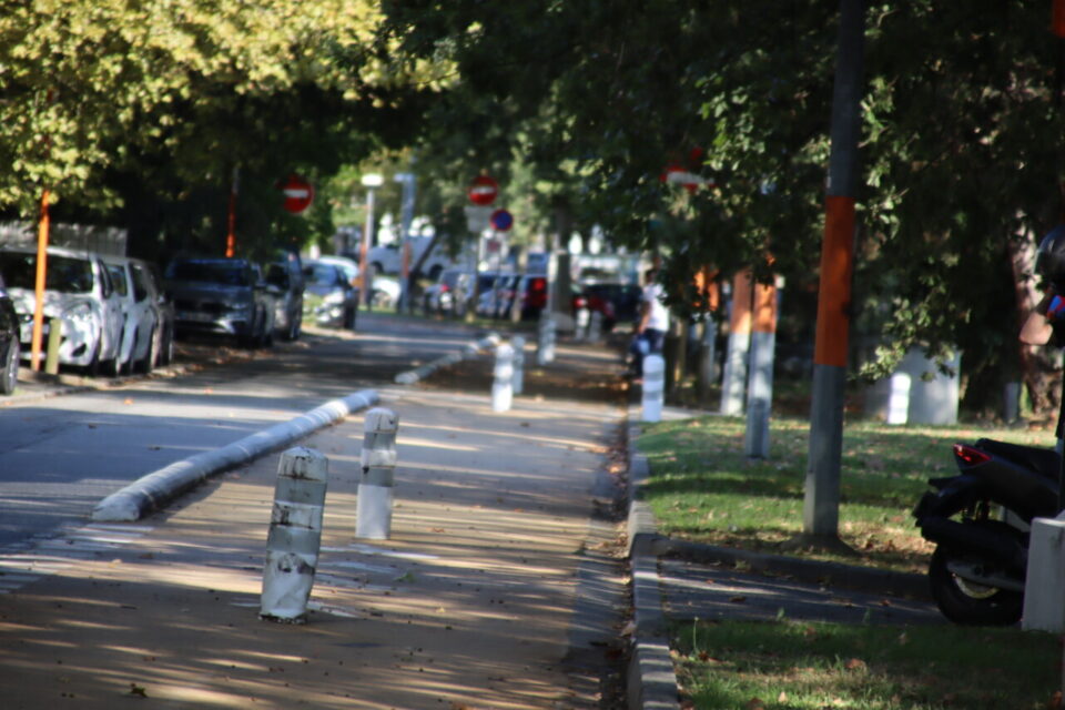 Le premier tronçon de REV 1 longe la rue de la Découverte et permet aux cyclistes de circuler en double sens sur une voie séparée de la circulation automobile.
