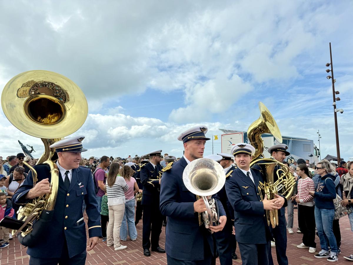 Entourée par la foule, la fanfare de l’armée de l’air a aussi connu un certain succès en défilant sur les Allées Ortal.