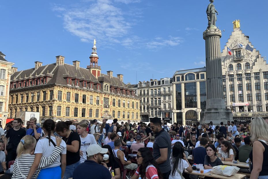 Vivez les premières heures du plus grand vide-grenier d'Europe
