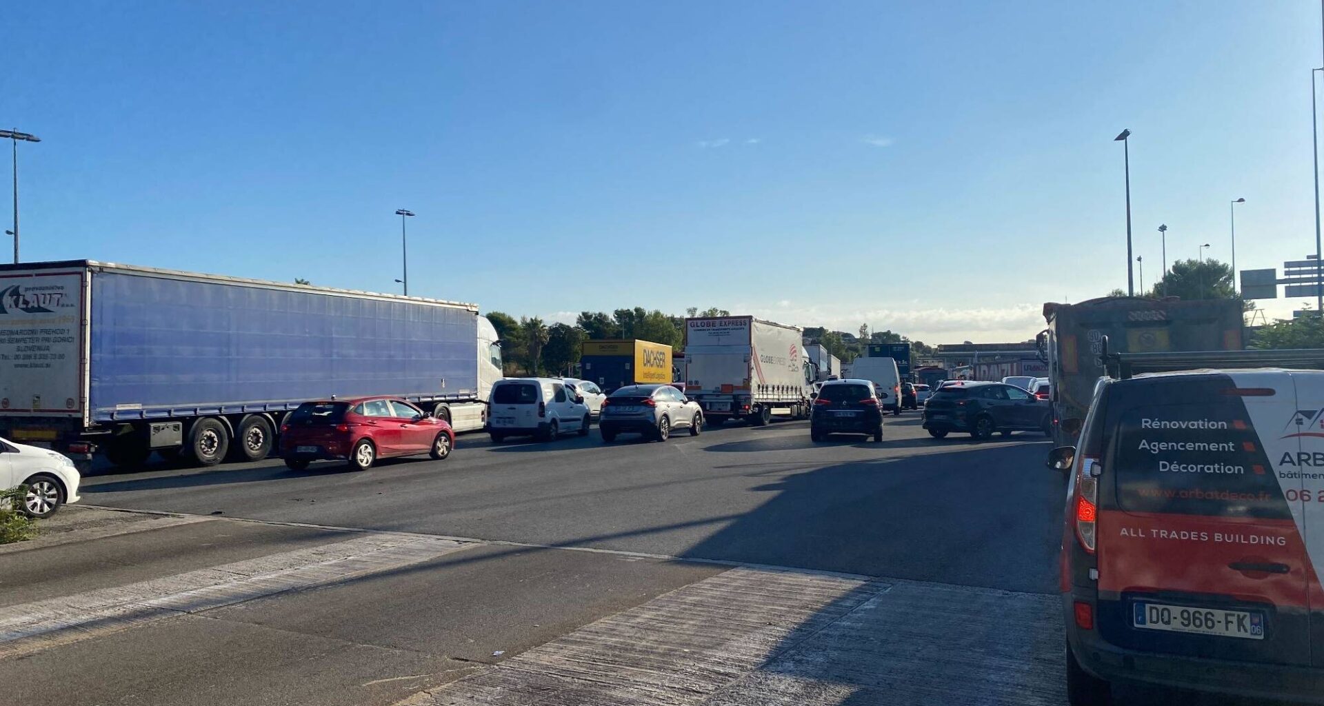 Incendie de véhicule et ralentissements: circulation compliquée ce matin sur l’A8 entre Nice, Antibes et Cannes