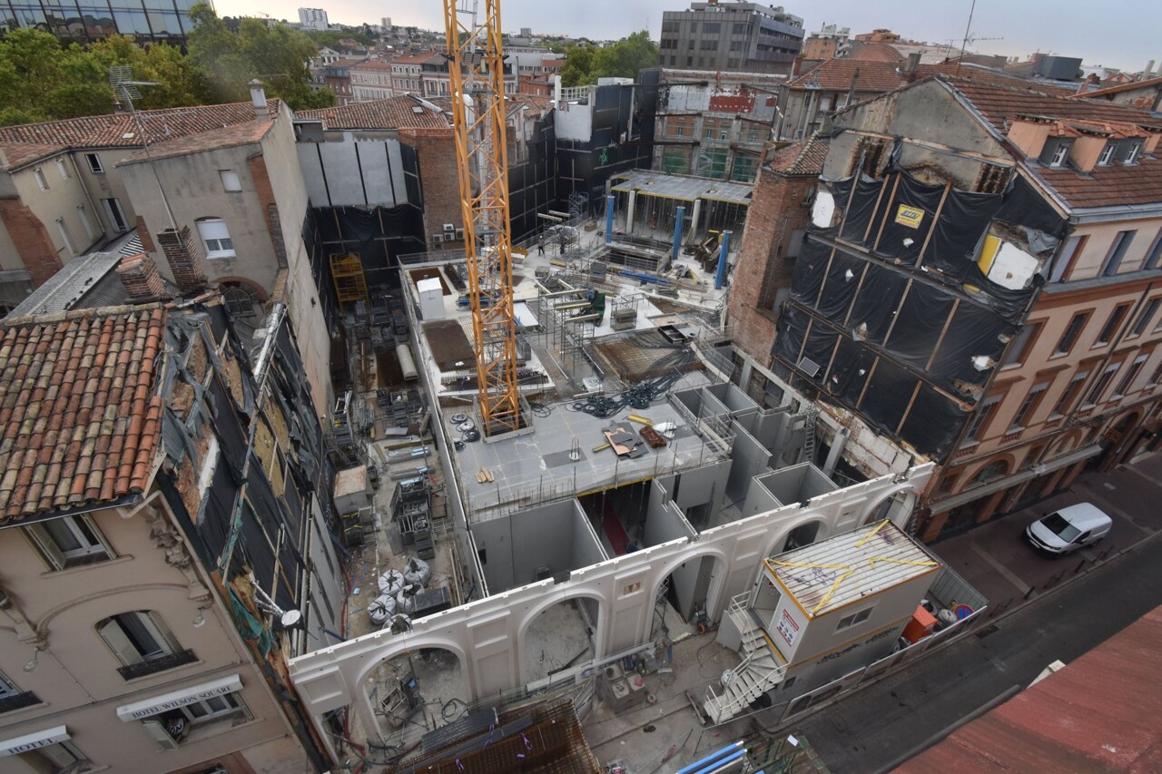 une vue inédite de la future FNAC, dont une façade typique de la Ville rose se dessine